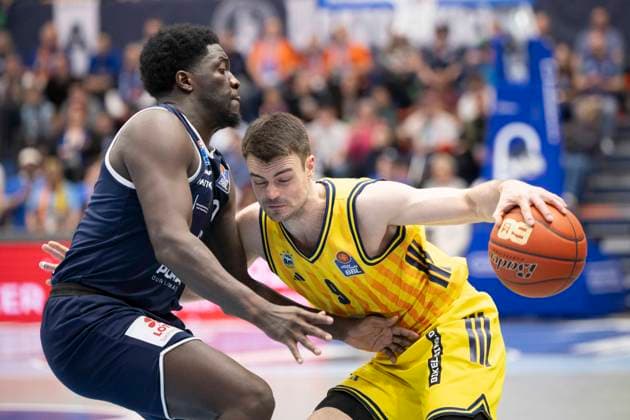 EasyCredit Basketball Bundesliga - 2025 2026 - Syntainics MBC vs.Alba Berlin Weissenfels, Deutschland 15.Maerz 2026: Im Bild:v. li. im Zweikampf Khyri Thomas (Weissenfels) und Jonas Mattisseck (Berlin) Weissenfels Stadthalle Weissenfels Sachsen-Anhalt Deutschland