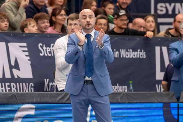 EasyCredit Basketball Bundesliga - 2025 2026 - Syntainics MBC vs.Alba Berlin Weissenfels, Deutschland 15.Maerz 2026: Im Bild:Trainer Milenko Bogicevic (Weissenfels) Gestik, Geste, gestikuliert, Weissenfels Stadthalle Weissenfels Sachsen-Anhalt Deutschland