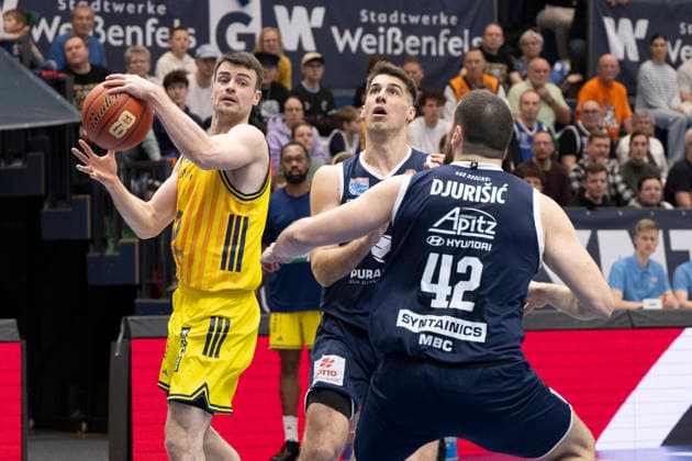 EasyCredit Basketball Bundesliga - 2025 2026 - Syntainics MBC vs.Alba Berlin Weissenfels, Deutschland 15.Maerz 2026: Im Bild:v.li.Jonas Mattisseck (Berlin), Jure Planinic (Weissenfels) und Nemanja Djurisic (Weissenfels) Weissenfels Stadthalle Weissenfels Sachsen-Anhalt Deutschland