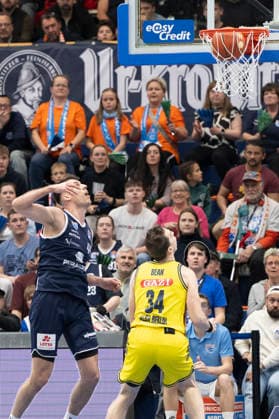 EasyCredit Basketball Bundesliga - 2025 2026 - Syntainics MBC vs.Alba Berlin Weissenfels, Deutschland 15.Maerz 2026: Im Bild:v.li.Jure Planinic (Weissenfels)und Justin Bean (Berlin) Weissenfels Stadthalle Weissenfels Sachsen-Anhalt Deutschland