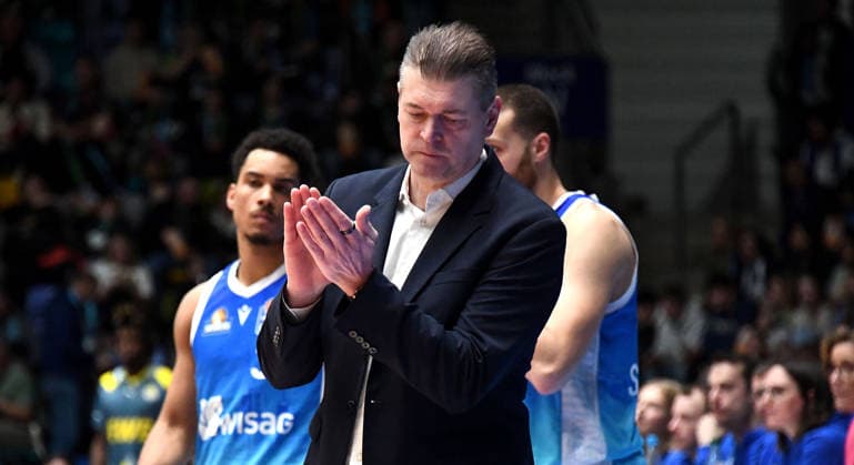 15.03.2026, xokbx, Basketball easyCredit BBL Bundesliga, Frankfurt Skyliners - EWE Baskets Oldenburg v.l. Trainer Klaus Perwas (Head Coach, Fraport Skyliners Frankfurt), Mimik, Gestik, applaudiert, bejubelt sein Team (DFL DFB REGULATIONS PROHIBIT ANY USE OF PHOTOGRAPHS as IMAGE SEQUENCES and or QUASI-VIDEO) Frankfurt am Main