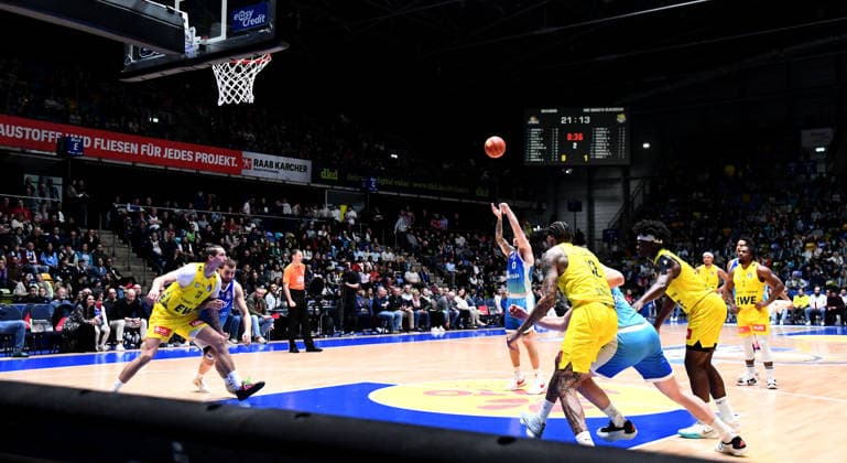 15.03.2026, xokbx, Basketball easyCredit BBL Bundesliga, Frankfurt Skyliners - EWE Baskets Oldenburg v.l. Logan Johnson (Fraport Skyliners Frankfurt), Wurf, Freiwurf (DFL DFB REGULATIONS PROHIBIT ANY USE OF PHOTOGRAPHS as IMAGE SEQUENCES and or QUASI-VIDEO) Frankfurt am Main