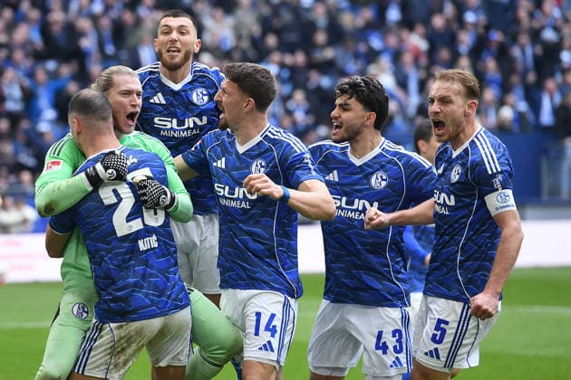 Fußball 2. Bundesliga 26. Spieltag FC Schalke 04 - Hannover 96 am 15.03.2026 in der Veltins Arena in Gelsenkirchen Loris Karius ( Schalke ) wird nach einem gehaltenen Elfmeter von seinen Mitspielern gefeiert DFL regulations prohibit any use of photographs as image sequences and or quasi-video.