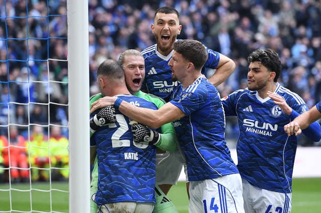 Fußball 2. Bundesliga 26. Spieltag FC Schalke 04 - Hannover 96 am 15.03.2026 in der Veltins Arena in Gelsenkirchen Loris Karius ( Schalke ) wird nach einem gehaltenen Elfmeter von seinen Mitspielern gefeiert DFL regulations prohibit any use of photographs as image sequences and or quasi-video.