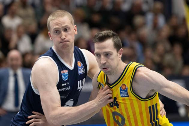 EasyCredit Basketball Bundesliga - 2025 2026 - Syntainics MBC vs.Alba Berlin Weissenfels, Deutschland 15.Maerz 2026: Im Bild:v.li.Collin Welp (Weissenfels) und Justin Bean (Berlin) Weissenfels Stadthalle Weissenfels Sachsen-Anhalt Deutschland
