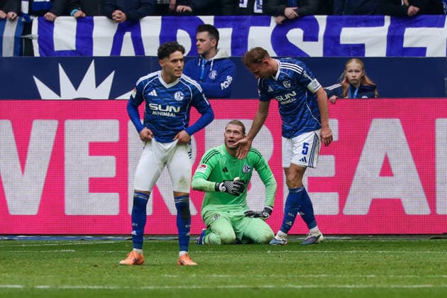 Gelsenkirchen, Germany, 15.03.26, Soufiane El-Faouzi (FC Schalke 04), Loris Karius (FC Schalke 04) und Timo Becker (FC Schalke 04) enttaeuscht nach dem Ausgleich während des Spiels der 2. Bundesliga zwischen FC Schalke 04 - Hannover 96 in der Veltins Arena in Gelsenkirchen. (Photo by Joachim Bywaletz) DFB DFL REGULATIONS PROHIBIT ANY USE OF PHOTOGRAPHS AS IMAGE SEQUENCES AND OR QUASI-VIDEO.