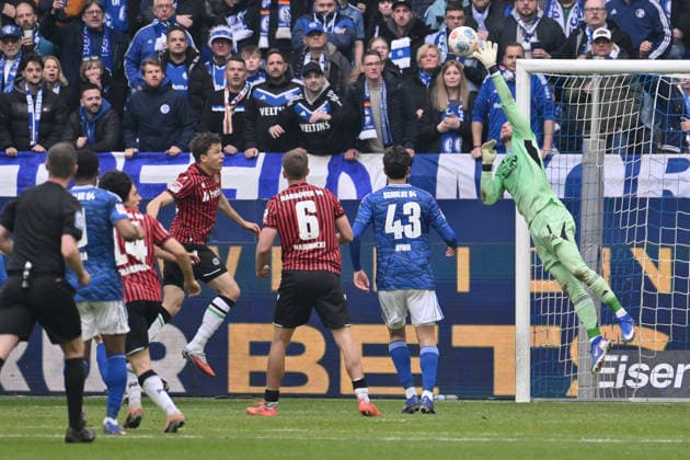 Benedikt Pichler (Hannover 96), hinten li. erzielt gegen Torwart Loris Karius (Schalke 04) das Tor zum 2:2 15.03.2026, Fussball 2. Bundesliga, Saison 2025 2026, 26. Spieltag, FC Schalke 04 - Hannover 96 DFL regulations prohibit any use of photographs as image sequences and or quasi-video Gelsenkirchen Veltins Arena Nordrhein Westfalen Deutschland