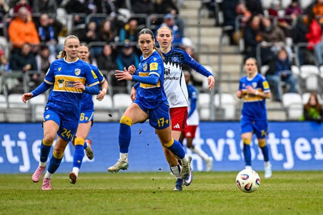 Fußball I Frauen I Saison 2025-2026 I Bundesliga I 20. Spieltag I FC Carl Zeiss Jena - Hamburger SV I 15.03.2026 Rieke Tietz (17, FC Carl Zeiss Jena) stürmt zum Ball gefolgt von Paulina Bartz (37, Hamburger SV) Jena Ernst-Abbe-Sportfeld, ad hoc Arena Thüringen Deutschland Copyright: xLobeca InesxHähnelx