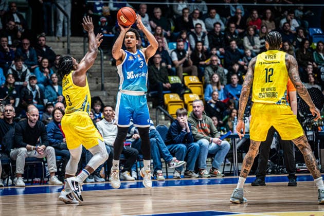 15.03.2026, xhfmx, Basketball easyCredit BBL Bundesliga, Frankfurt Skyliners - EWE Baskets Oldenburg v.l. Christopher Clemons (EWE Baskets Oldenburg), Garai Zeeb (Skyliners Frankfurt) (DFL DFB REGULATIONS PROHIBIT ANY USE OF PHOTOGRAPHS as IMAGE SEQUENCES and or QUASI-VIDEO) Frankfurt am Main