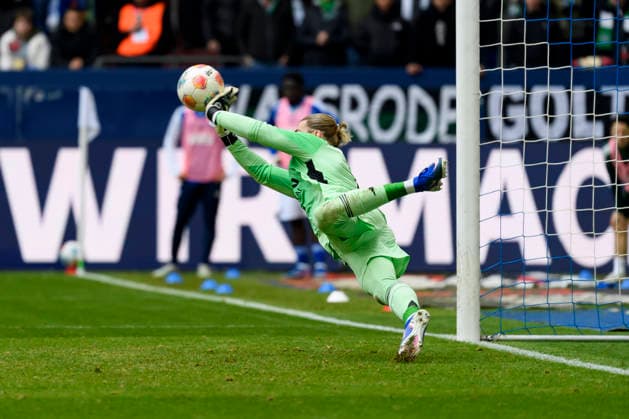 Torwart Loris Karius (FC Schalke) haelt den Elfmeter waehrend des spiels der 2. Bundesliga zwischen FC Schalke 04 und Hannover 96, Veltins-Arena am 15. March 2026 in Gelsenkirchen, Deutschland. (Foto von Max Maiwald DeFodi Images) +++ Torwart Loris Karius (FC Schalke) during the 2. Bundesliga match between FC Schalke 04 and Hannover 96 at Veltins-Arena on March 15, 2026 in Gelsenkirchen, Germany. (Photo by Max Maiwald DeFodi Images) (Photo by Max Maiwald DeFodi Images) -
