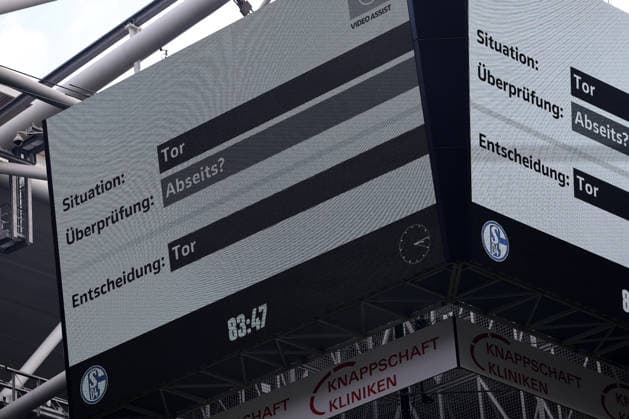 Der Videowürfel zeigt an, dass das Tor zählt beim Spiel der 2. Bundesliga (Saison 2025 26) FC Schalke 04 - Hannover 96 - Copyright: Thomas Pakusch