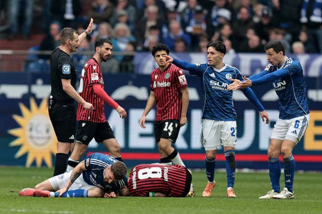 Hasan Kurucay (FC Schalke 04) und Enzo Leopold (Hannover 96) gehen nach einem Zweikampf zu Boden beim Spiel der 2. Bundesliga (Saison 2025 26) FC Schalke 04 - Hannover 96 - Copyright: Thomas Pakusch