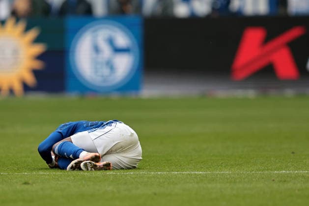 Moussa Ndiaye (FC Schalke 04) liegt verletzt am Boden beim Spiel der 2. Bundesliga (Saison 2025 26) FC Schalke 04 - Hannover 96 - Copyright: Thomas Pakusch