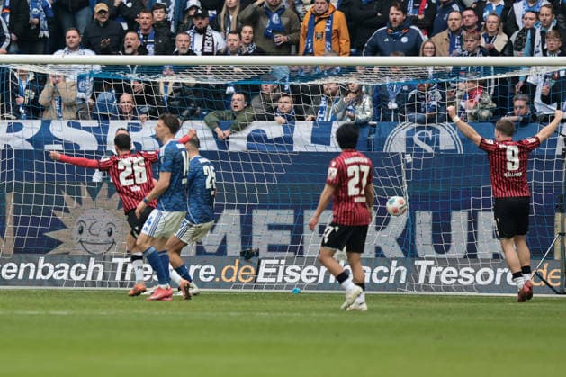 Das Tor zum 2:2 durch Benedikt Pichler (Hannover 96) beim Spiel der 2. Bundesliga (Saison 2025 26) FC Schalke 04 - Hannover 96 - Copyright: Thomas Pakusch