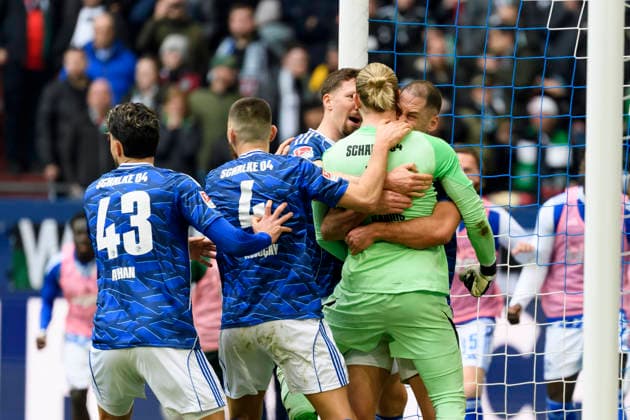 Torwart Loris Karius (FC Schalke) haelt den Elfmeter, jubel waehrend des spiels der 2. Bundesliga zwischen FC Schalke 04 und Hannover 96, Veltins-Arena am 15. March 2026 in Gelsenkirchen, Deutschland. (Foto von Max Maiwald DeFodi Images) +++ Torwart Loris Karius (FC Schalke) during the 2. Bundesliga match between FC Schalke 04 and Hannover 96 at Veltins-Arena on March 15, 2026 in Gelsenkirchen, Germany. (Photo by Max Maiwald DeFodi Images) (Photo by Max Maiwald DeFodi Images) -