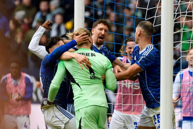 Torwart Loris Karius (FC Schalke) haelt den Elfmeter, jubel waehrend des spiels der 2. Bundesliga zwischen FC Schalke 04 und Hannover 96, Veltins-Arena am 15. March 2026 in Gelsenkirchen, Deutschland. (Foto von Max Maiwald DeFodi Images) +++ Torwart Loris Karius (FC Schalke) during the 2. Bundesliga match between FC Schalke 04 and Hannover 96 at Veltins-Arena on March 15, 2026 in Gelsenkirchen, Germany. (Photo by Max Maiwald DeFodi Images) (Photo by Max Maiwald DeFodi Images) -