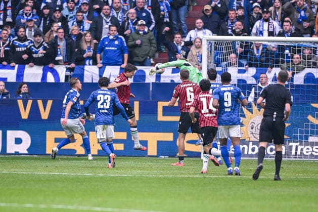 15.03.2026, Fussball, 2. Bundesliga, Saison 2025 2026, 26. Spieltag, FC Schalke 04 - Hannover 96, Benedikt Pichler (Hannover 96) erzielt das Tor zum 2:2, xRHR-FOTO YYx