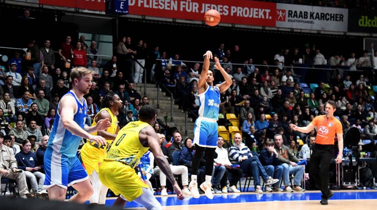 15.03.2026, xokbx, Basketball easyCredit BBL Bundesliga, Frankfurt Skyliners - EWE Baskets Oldenburg v.l. Garai Zeeb (Fraport Skyliners Frankfurt), Wurf, Sprung, 3 Punkte Wurf, (DFL DFB REGULATIONS PROHIBIT ANY USE OF PHOTOGRAPHS as IMAGE SEQUENCES and or QUASI-VIDEO) Frankfurt am Main