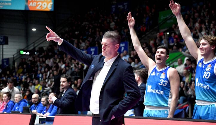 15.03.2026, xokbx, Basketball easyCredit BBL Bundesliga, Frankfurt Skyliners - EWE Baskets Oldenburg v.l. Trainer Klaus Perwas (Head Coach, Fraport Skyliners Frankfurt), Ryan Hawkins (Fraport Skyliners Frankfurt), Jacob Holt (Fraport Skyliners Frankfurt), jubeln, feiern den 3 Punkte Wurf (DFL DFB REGULATIONS PROHIBIT ANY USE OF PHOTOGRAPHS as IMAGE SEQUENCES and or QUASI-VIDEO) Frankfurt am Main
