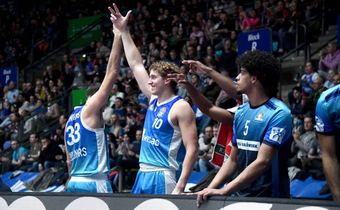 15.03.2026, xokbx, Basketball easyCredit BBL Bundesliga, Frankfurt Skyliners - EWE Baskets Oldenburg v.l. Ryan Hawkins (Fraport Skyliners Frankfurt), Jacob Holt (Fraport Skyliners Frankfurt),Jamie Edoka (Fraport Skyliners Frankfurt) und co, jubeln, feiern den 3 Punkte Wurf (DFL DFB REGULATIONS PROHIBIT ANY USE OF PHOTOGRAPHS as IMAGE SEQUENCES and or QUASI-VIDEO) Frankfurt am Main