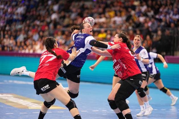 Szene mit Diana Dögg Magnusdottir (7; HSG Blomberg-Lippe) und Laura Rüffieux (3; HSG Blomberg-Lippe) sowie Kelly de Abreu Rosa (77; Thüringer HC), Jana Scheib (20; Thüringer HC) und Kim Ott (25; Thüringer HC) Haushahn Final4 Spiel um Platz 3 Thüringer HC vs HSG Blomberg-Lippe