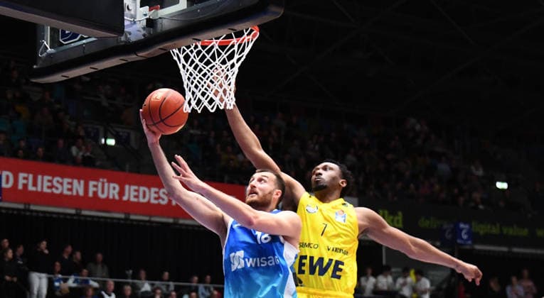 15.03.2026, xokbx, Basketball easyCredit BBL Bundesliga, Frankfurt Skyliners - EWE Baskets Oldenburg v.l. Radii Caisin (Fraport Skyliners Frankfurt), Dakarai Tucker (EWE Baskets Oldenburg), Zweikampf, Duell, Wurf, Sprung (DFL DFB REGULATIONS PROHIBIT ANY USE OF PHOTOGRAPHS as IMAGE SEQUENCES and or QUASI-VIDEO) Frankfurt am Main