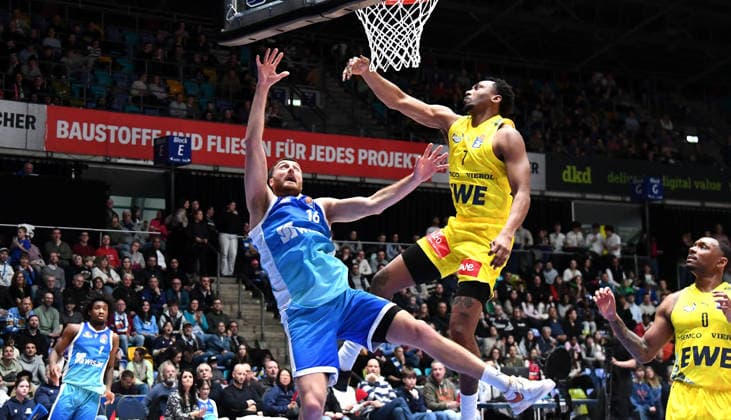 15.03.2026, xokbx, Basketball easyCredit BBL Bundesliga, Frankfurt Skyliners - EWE Baskets Oldenburg v.l. Radii Caisin (Fraport Skyliners Frankfurt), Dakarai Tucker (EWE Baskets Oldenburg), Zweikampf, Duell, Wurf, Sprung (DFL DFB REGULATIONS PROHIBIT ANY USE OF PHOTOGRAPHS as IMAGE SEQUENCES and or QUASI-VIDEO) Frankfurt am Main