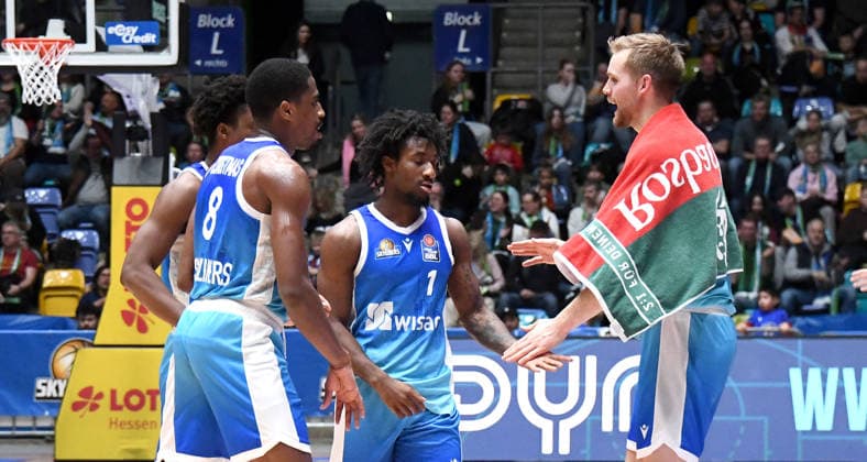 15.03.2026, xokbx, Basketball easyCredit BBL Bundesliga, Frankfurt Skyliners - EWE Baskets Oldenburg v.l. William Christmas (Fraport Skyliners Frankfurt), Isaiah Swope (Fraport Skyliners Frankfurt), Till Pape (Fraport Skyliners Frankfurt), feiern, klatschen ab, jubeln (DFL DFB REGULATIONS PROHIBIT ANY USE OF PHOTOGRAPHS as IMAGE SEQUENCES and or QUASI-VIDEO) Frankfurt am Main