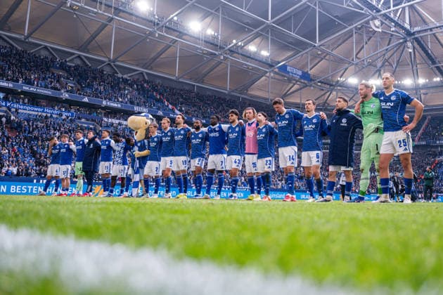 15.03.2026, Fussball, 2. Bundesliga, Saison 2025 2026, 26. Spieltag, FC Schalke 04 - Hannover 96, Die Spieler des FC Schalke 04 bedanken sich bei den Fans für die Unterstützung. xRHR-FOTO YYx