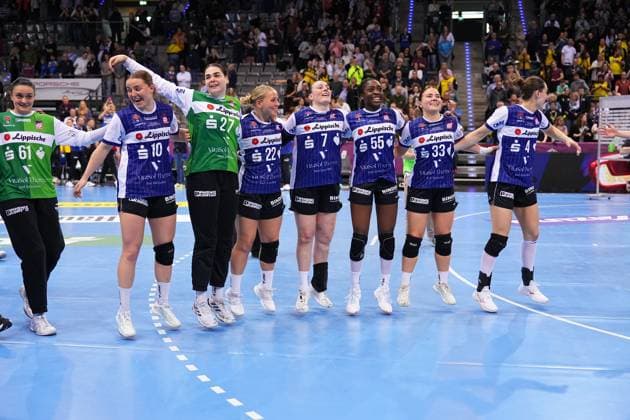 Szene mit Lara Lepschi (27; HSG Blomberg-Lippe), Maxi Mühlner (10; HSG Blomberg-Lippe), Farrelle Njinkeu (55; HSG Blomberg-Lippe), Diana Dögg Magnusdottir (7; HSG Blomberg-Lippe), Nicole Roth (61; HSG Blomberg-Lippe), Elin Rosa Magnusdottir (33; HSG Blomberg-Lippe) und Judith Tietjen (22; HSG Blomberg-Lippe) Haushahn Final4 Spiel um Platz 3 Thüringer HC vs HSG Blomberg-Lippe