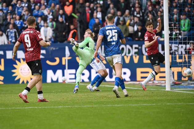 Benedikt Pichler (Hannover 96), re., erzielt gegen Torwart Loris Karius (Schalke 04) das Tor zum 2:2 15.03.2026, Fussball 2. Bundesliga, Saison 2025 2026, 26. Spieltag, FC Schalke 04 - Hannover 96 2:2 DFL regulations prohibit any use of photographs as image sequences and or quasi-video Gelsenkirchen Veltins Arena Nordrhein Westfalen Deutschland