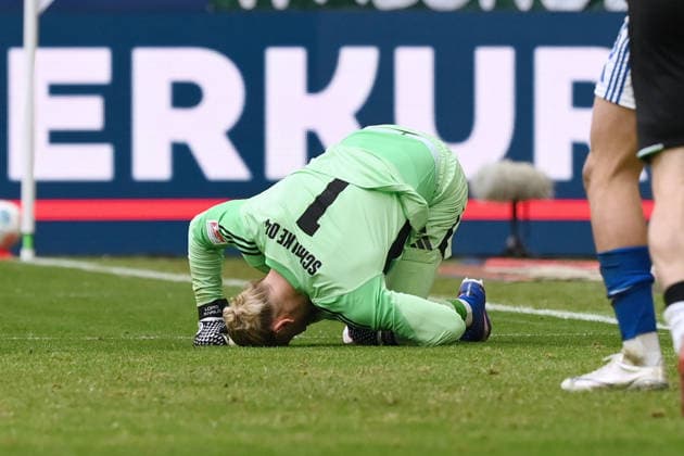 Torwart Loris Karius (Schalke 04) nach dem 2:2 15.03.2026, Fussball 2. Bundesliga, Saison 2025 2026, 26. Spieltag, FC Schalke 04 - Hannover 96 2:2 DFL regulations prohibit any use of photographs as image sequences and or quasi-video Gelsenkirchen Veltins Arena Nordrhein Westfalen Deutschland