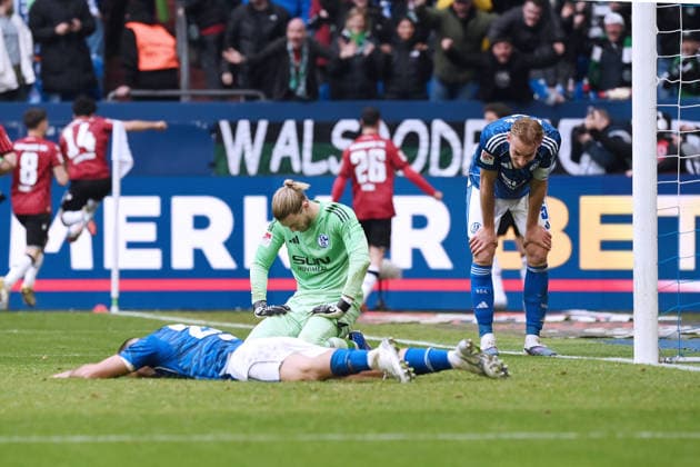 Nikola Katic (FC Schalke 04), Torwart Loris Karius (Schalke 04), Timo Becker (FC Schalke 04), v.li., nach dem Tor zum 2:2 15.03.2026, Fussball 2. Bundesliga, Saison 2025 2026, 26. Spieltag, FC Schalke 04 - Hannover 96 2:2 DFL regulations prohibit any use of photographs as image sequences and or quasi-video Gelsenkirchen Veltins Arena Nordrhein Westfalen Deutschland