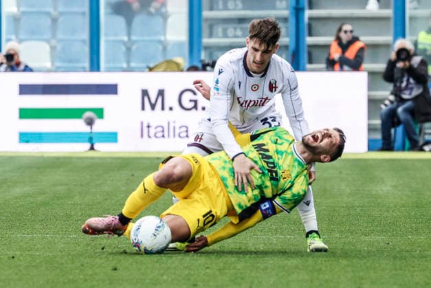 March 15, 2026, Reggio Emilia, REGGIO EMILIA: Sassuolo s Domenico Berardi (R) and Bologna s Juan Miranda in action during the Italian Serie A soccer match US Sassuolo vs Bologna FC at Mapei Stadium in Reggio Emilia, Italy, 15 March 2026. ANSA ELISABETTA BARACCHI. Soccer: Serie A ; Sassuolo - Bologna  - ZUMAa110 20260315_zaf_a110_014 Copyright: xElisabettaxBaracchix