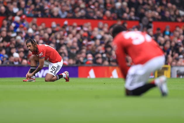 Football - Premier League - Manchester United, ManU v Aston Villa 15th March 2026 - Premier League - Manchester United v Aston Villa - Leny Yoro and Kobbie Mainoo of Manchester United stop to tie their boot laces - Photo: Simon Stacpoole Offside. Manchester UK Copyright: xSimonxStacpoolexOffside