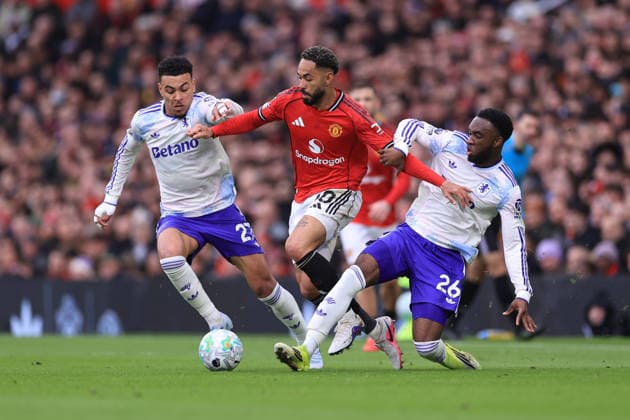 Football - Premier League - Manchester United, ManU v Aston Villa 15th March 2026 - Premier League - Manchester United v Aston Villa - Morgan Rogers and Lamare Bogarde of Aston Villa close in on Matheus Cunha of Manchester United - Photo: Simon Stacpoole Offside. Manchester UK Copyright: xSimonxStacpoolexOffside