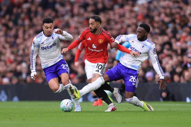 Football - Premier League - Manchester United, ManU v Aston Villa 15th March 2026 - Premier League - Manchester United v Aston Villa - Morgan Rogers and Lamare Bogarde of Aston Villa close in on Matheus Cunha of Manchester United - Photo: Simon Stacpoole Offside. Manchester UK Copyright: xSimonxStacpoolexOffside