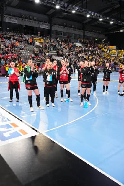 Szene mit Jana Scheib (20; Thüringer HC), Rikke Hoffbeck Petersen (22; Thüringer HC), Julie Holm (8; Thüringer HC), Csenge Kuczora (59; Thüringer HC), Dilayla Alarslan (38; Thüringer HC), Kelly de Abreu Rosa (77; Thüringer HC), Nathalie Hendrikse (6; Thüringer HC), Lina Kürschner (99; Thüringer HC), Josefine Hanfland (57; Thüringer HC), Anna Szabo (26; Thüringer HC) und Johanna Reichert (29; Thüringer HC) Haushahn Final4 Spiel um Platz 3 Thüringer HC vs HSG Blomberg-Lippe