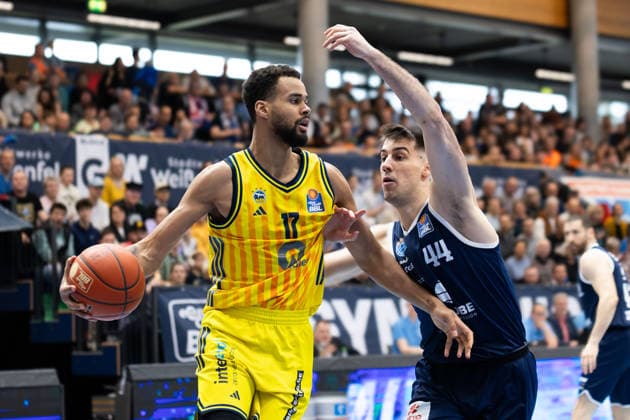 Norris Agbakoko (Albe, 17), Jure Planinic (MBC, 44), Syntainics MBC vs. ALBA BERLIN, Basketball, 1. Bundesliga, Maenner, 24. Spieltag, Saison 2025 26, 15.03.2026. Weißenfels Stadthalle Sachsen-Anhalt Deutschland
