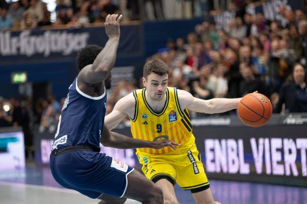 Khyri Thomas (MBC, 0), Jonas Mattisseck (Alba, 9), Syntainics MBC vs. ALBA BERLIN, Basketball, 1. Bundesliga, Maenner, 24. Spieltag, Saison 2025 26, 15.03.2026. Weißenfels Stadthalle Sachsen-Anhalt Deutschland