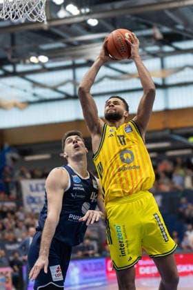 Jure Planinic (MBC, 44), Norris Agbakoko (Albe, 17), Syntainics MBC vs. ALBA BERLIN, Basketball, 1. Bundesliga, Maenner, 24. Spieltag, Saison 2025 26, 15.03.2026. Weißenfels Stadthalle Sachsen-Anhalt Deutschland
