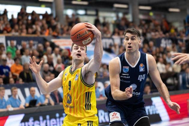 Jonas Mattisseck (Alba, 9), Jure Planinic (MBC, 44), Syntainics MBC vs. ALBA BERLIN, Basketball, 1. Bundesliga, Maenner, 24. Spieltag, Saison 2025 26, 15.03.2026. Weißenfels Stadthalle Sachsen-Anhalt Deutschland