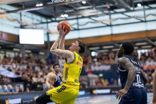 Alex O™Connell (Alba, 3), Khyri Thomas (MBC, 0), Syntainics MBC vs. ALBA BERLIN, Basketball, 1. Bundesliga, Maenner, 24. Spieltag, Saison 2025 26, 15.03.2026. Weißenfels Stadthalle Sachsen-Anhalt Deutschland