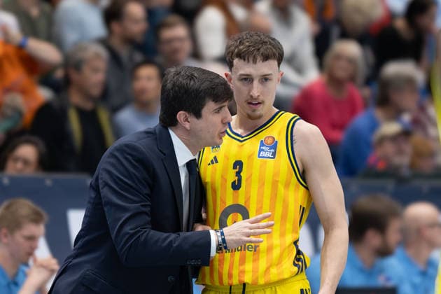 Pedro Calles (Alba, Head-Coach), Alex O™Connell (Alba, 3), Syntainics MBC vs. ALBA BERLIN, Basketball, 1. Bundesliga, Maenner, 24. Spieltag, Saison 2025 26, 15.03.2026. Weißenfels Stadthalle Sachsen-Anhalt Deutschland