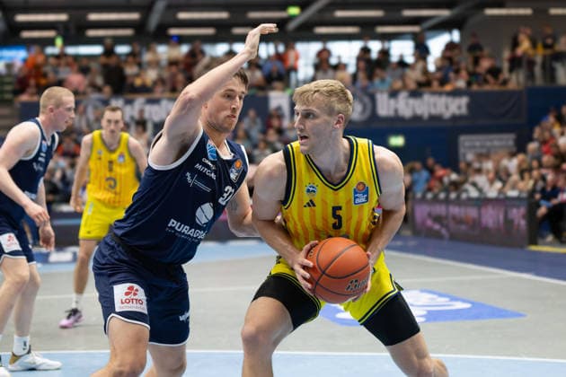Spencer Reaves (MBC, 31), Sam Griesel (Alba, 5), Syntainics MBC vs. ALBA BERLIN, Basketball, 1. Bundesliga, Maenner, 24. Spieltag, Saison 2025 26, 15.03.2026. Weißenfels Stadthalle Sachsen-Anhalt Deutschland