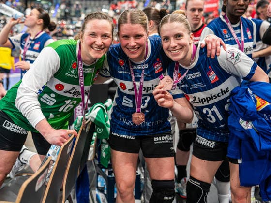 Melanie Veith (HSG Blomberg-Lippe, 16), Laura Rueffieux (HSG Blomberg-Lippe, 03) und Alexia Hauf (HSG Blomberg-Lippe, 31) freuen sich nach Platz 3, Thueringer HC vs. HSG Blomberg-Lippe, Handball, DHB Pokal Haushahn Final 4, Spiel um Platz 3, Spielzeit 2025 2026, 15.03.2026 Thueringer HC vs. HSG Blomberg-Lippe, Handball, DHB Pokal Haushahn Final 4, Spiel um Platz 3, Spielzeit 2025 2026, 15.03.2026 Stuttgart Copyright: xMichaelxSchmidt Eibner-Pressefotx EP_MST