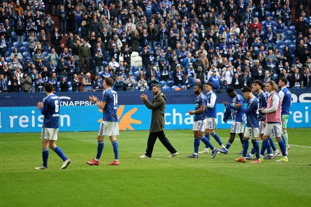 Die Spieler vom FC Schalke 04 nach dem Spiel vor der Nordkurve beim Spiel der 2. Bundesliga (Saison 2025 26) FC Schalke 04 - Hannover 96 - Copyright: Thomas Pakusch