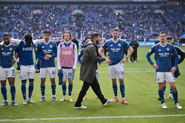 Schalkes Spieler nach dem Spiel, vorne mitte Trainer Miron Muslic (FC Schalke 04) 15.03.2026, Fussball 2. Bundesliga, Saison 2025 2026, 26. Spieltag, FC Schalke 04 - Hannover 96 2:2 DFL regulations prohibit any use of photographs as image sequences and or quasi-video Gelsenkirchen Veltins Arena Nordrhein Westfalen Deutschland