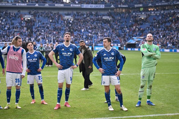 Torwart Loris Karius (Schalke 04), Ron Schallenberg (FC Schalke 04), Janik Bachmann (FC Schalke 04), Soufiane El-Faouzi (Schalke 04), Mika Wallentowitz (FC Schalke 04), v.re., hinten schreit Trainer Miron Muslic (FC Schalke 04) 15.03.2026, Fussball 2. Bundesliga, Saison 2025 2026, 26. Spieltag, FC Schalke 04 - Hannover 96 2:2 DFL regulations prohibit any use of photographs as image sequences and or quasi-video Gelsenkirchen Veltins Arena Nordrhein Westfalen Deutschland
