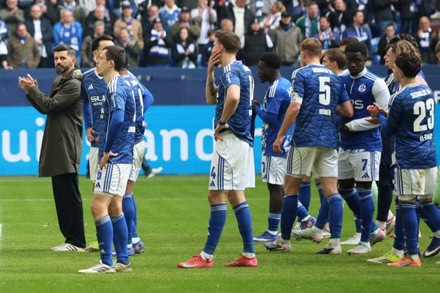 Die Spieler vom FC Schalke 04 nach dem Spiel vor der Nordkurve beim Spiel der 2. Bundesliga (Saison 2025 26) FC Schalke 04 - Hannover 96 - Copyright: Thomas Pakusch